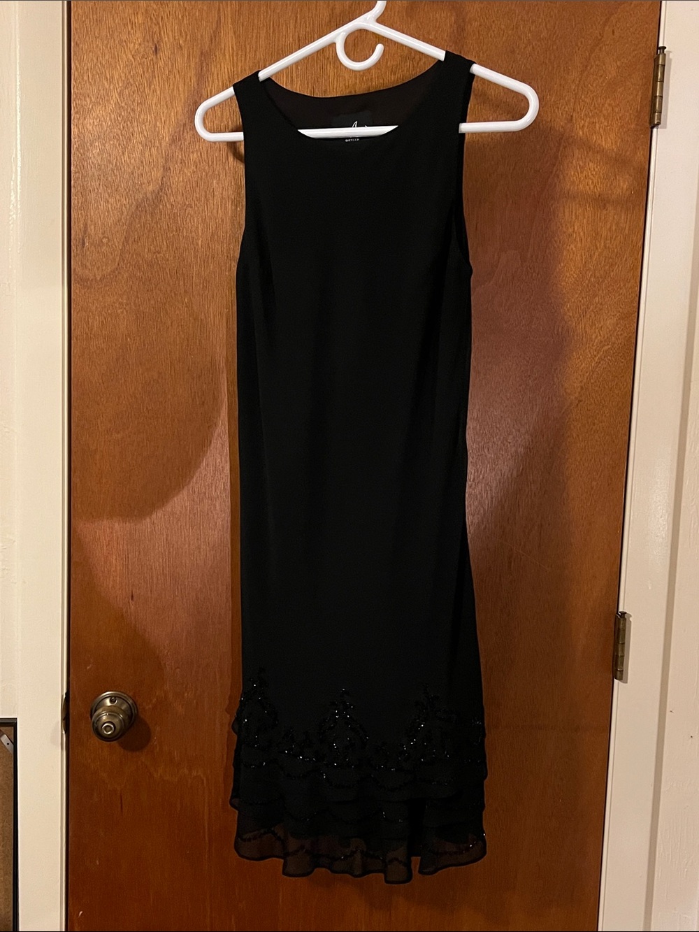 Elegant Black Sleeveless Evening Dress with Beaded Hem